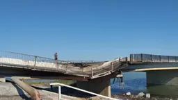 Движение по поврежденному мосту из Геническа в Херсонской области запустили по одной полосе